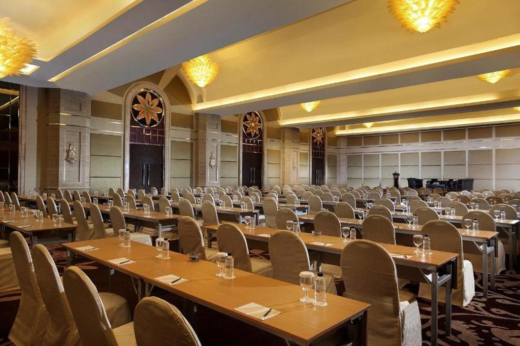 Hotel Wyndham Surabaya Exterior foto